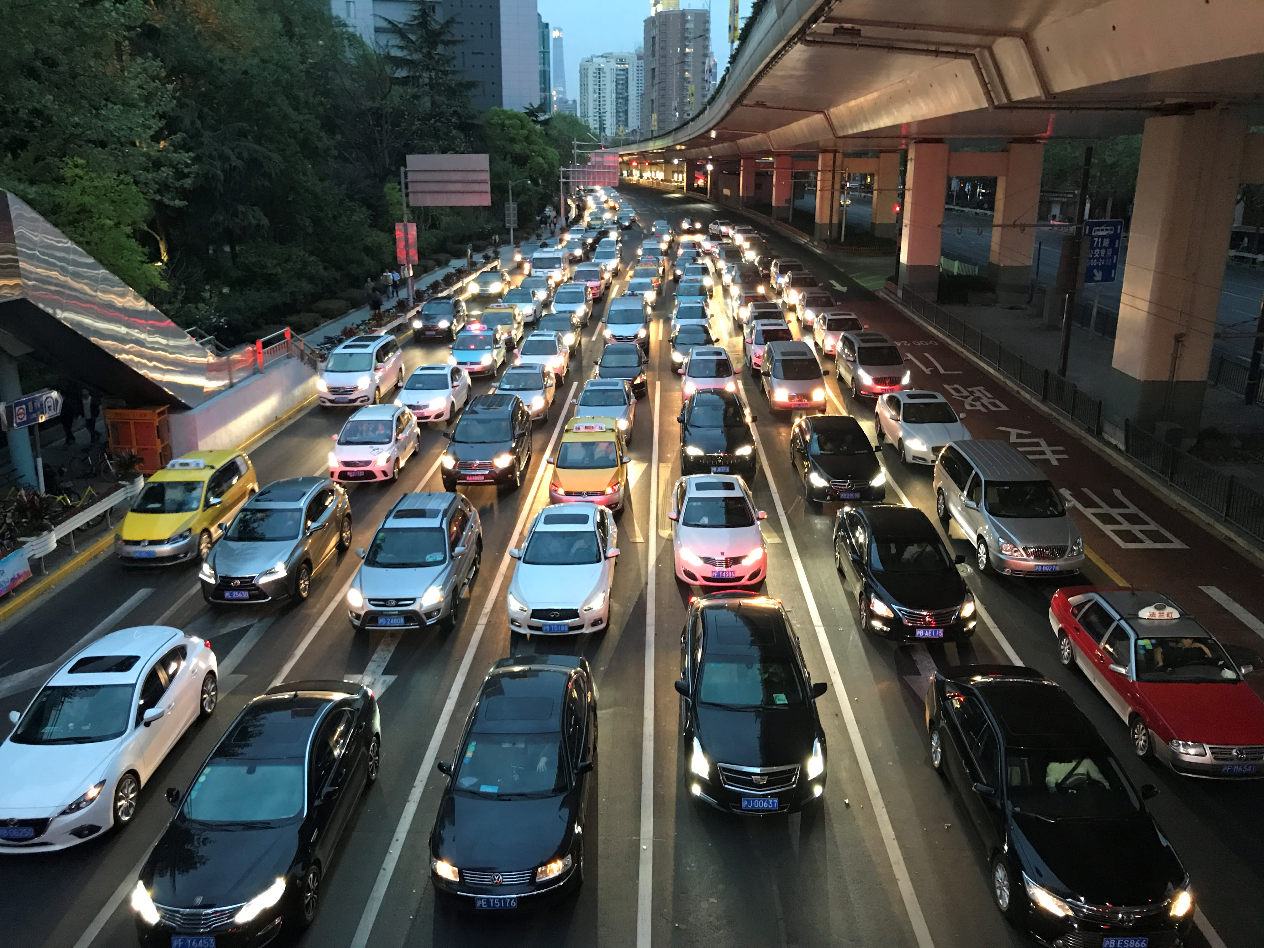 Дорогие города китая. Много машин. Дорожное движение в Китае. Поток машин. Китай машины.